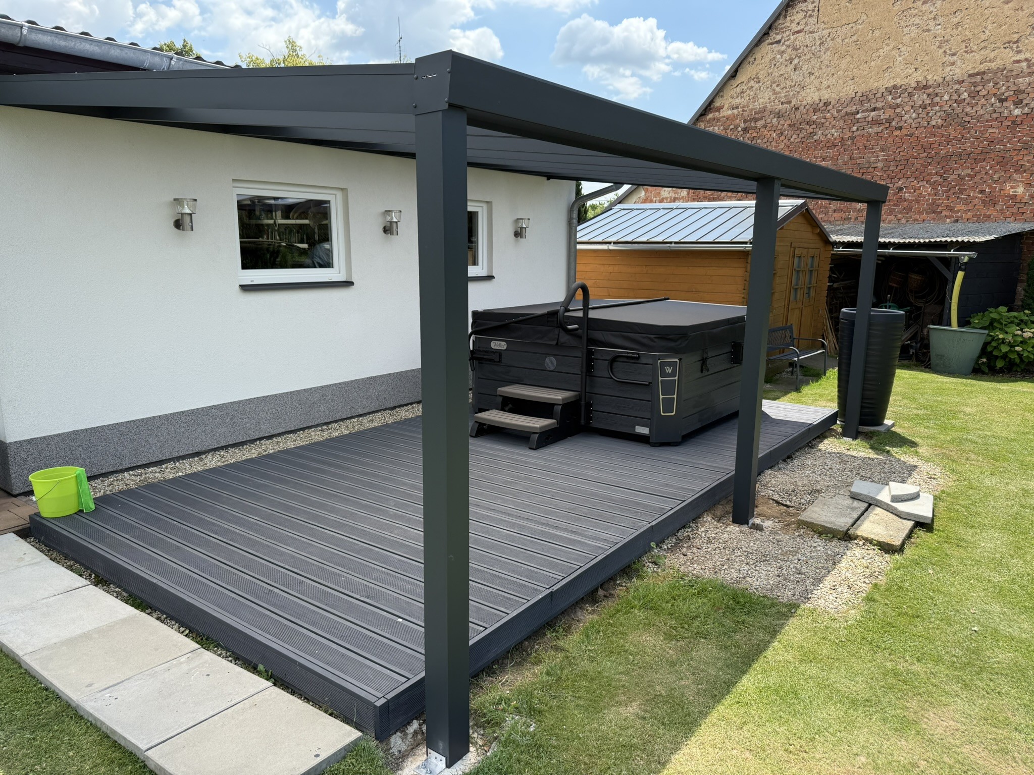 Hliníková pergola jako ideální místo pro venkovní jógové a meditační sezení