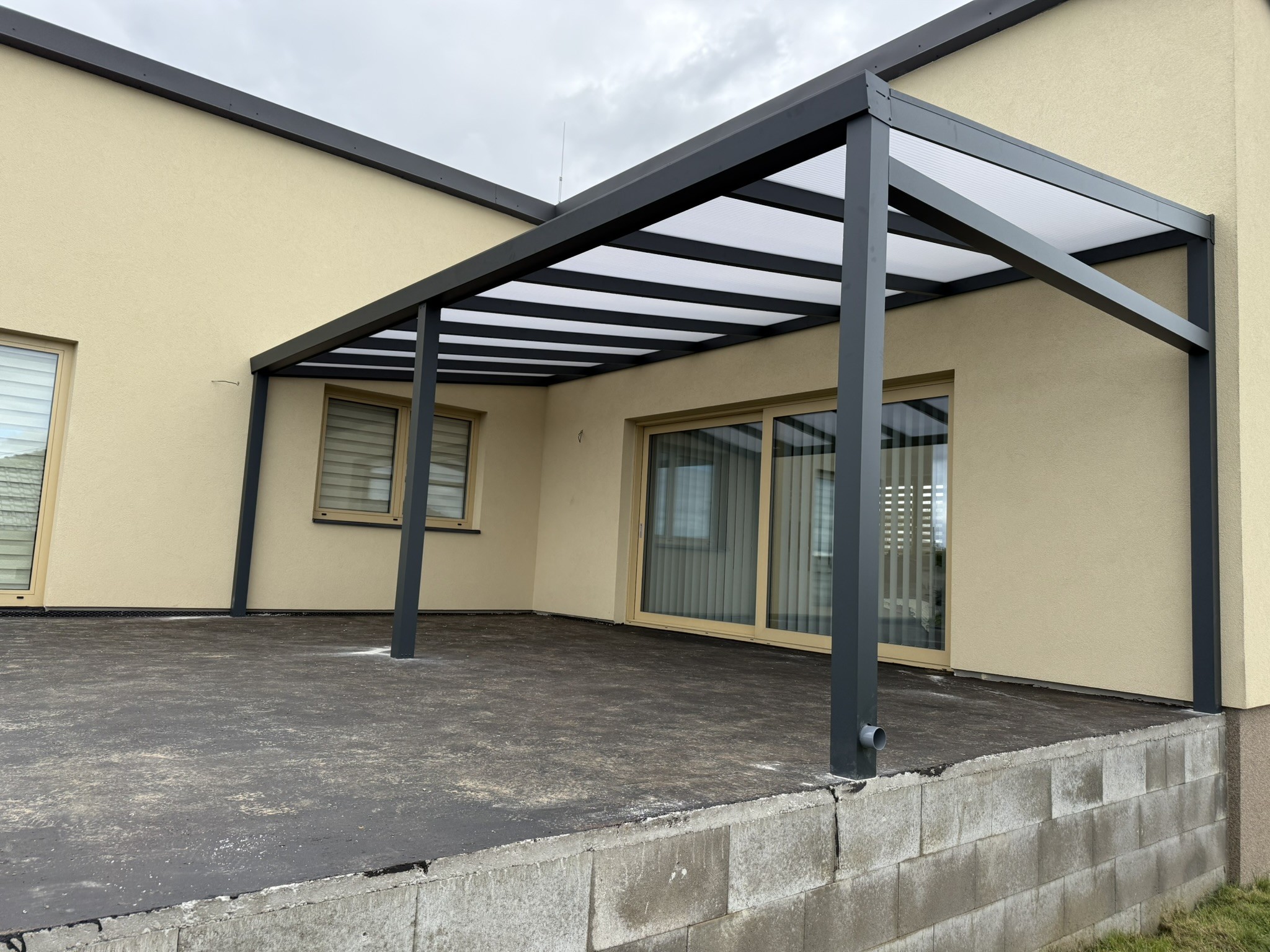 Hliníková pergola jako místo pro outdoorové workshopy a kurzy