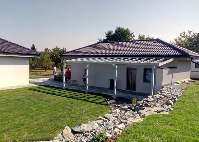 bílá hliníková pergola