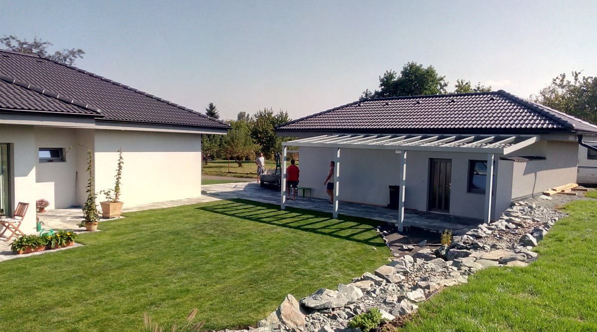 bílá hliníková pergola