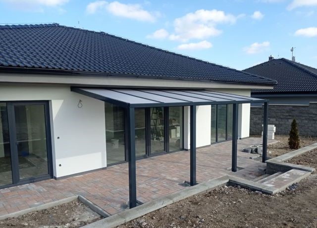 hliníková pergola na dvorku